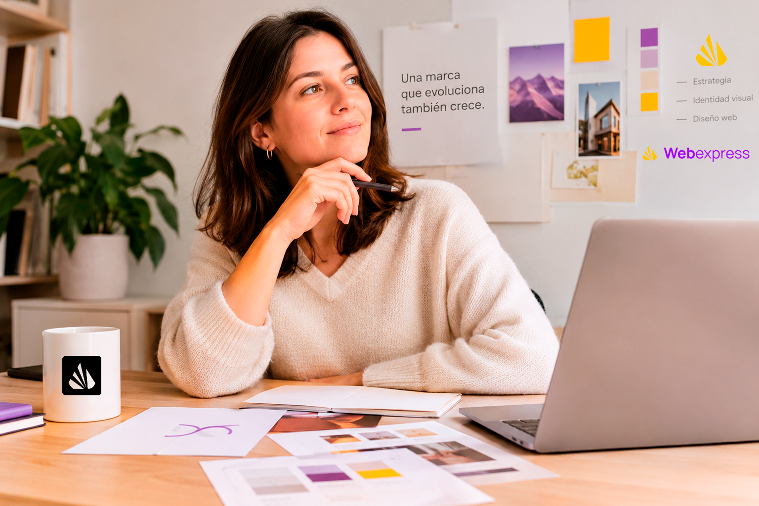 Una mujer sentada delante del portatil y pensando sobre rebranding.